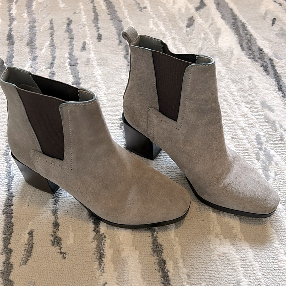 Pour la Victoria suede Chelsie bootie!